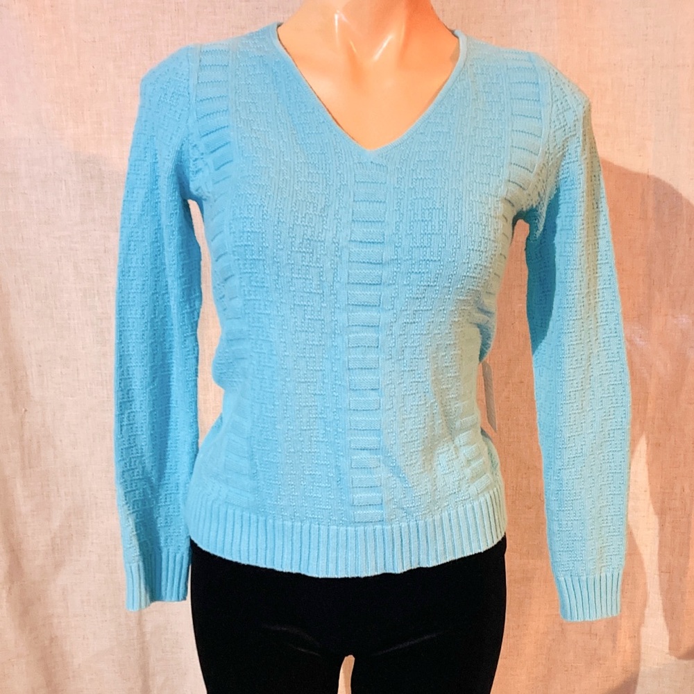 Liz Claiborne light blue v-neck sweater. size PS